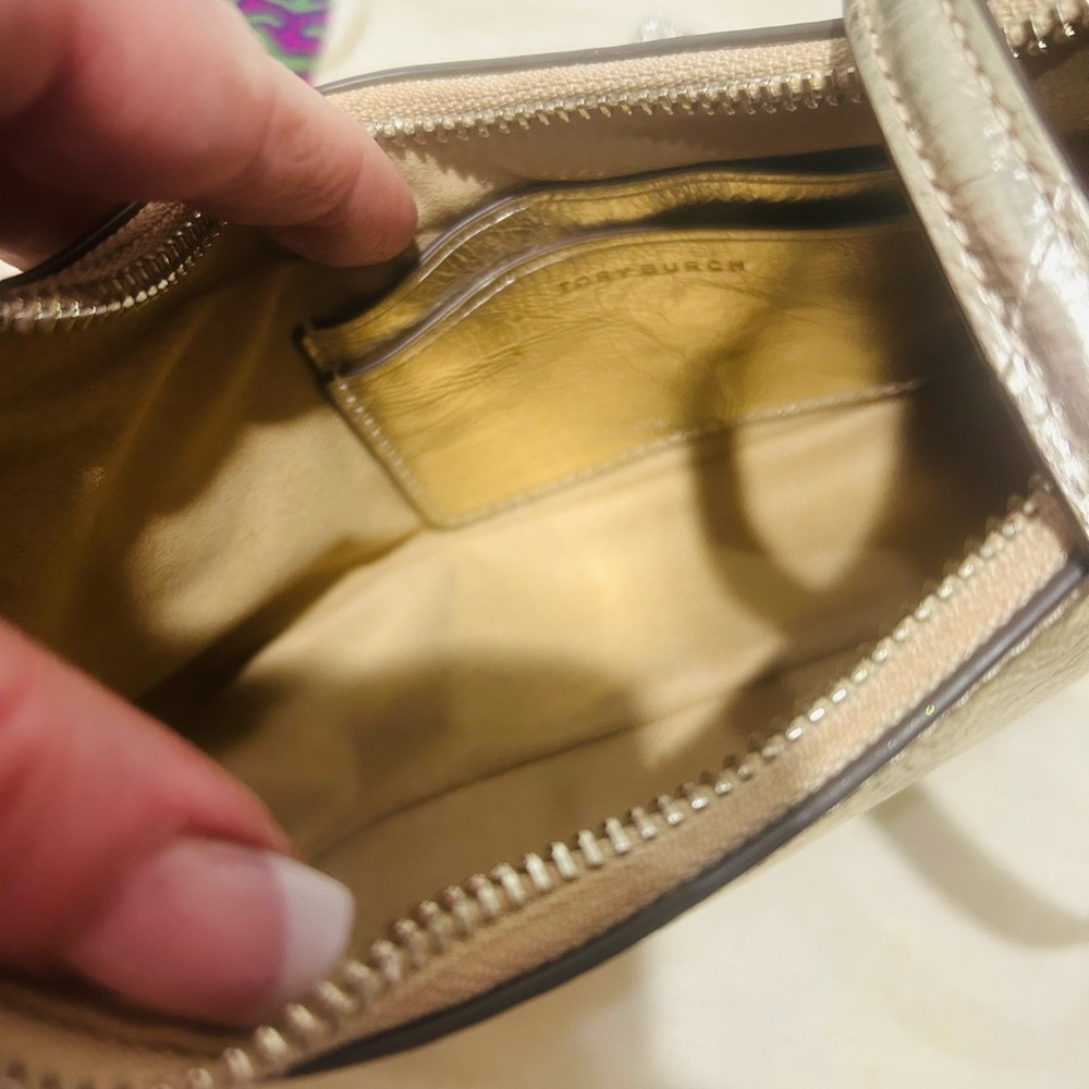 Gold Tory Burch Women's Bag priced to sale! Authentic 💯. Like new W/O tags - Picture 4 of 4